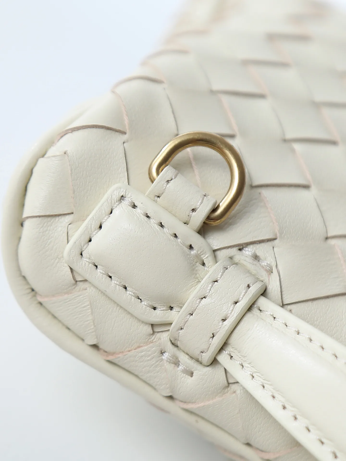 800. BOTTEGA VENETA2025 new women's small Soft Vanity bag adopts the classic Intrecciato weaving technique, inheriting the classics. The ring buckle design 😎 The light metal chain gives you a high-end sense of matching. The chain is removable, so you can wear it as a small bag ~ An elegant small bag that is perfect for participating in events. The overall body of the bag is as soft as marshmallow and can be easily kneaded, showing the strong toughness and high-end feel of the leather. The touch of sheepskin is so amazing. It is so healing when pinched! I have absolutely no resistance to small bags! ! ! Style number: 843800 Size: 19*14*3cm